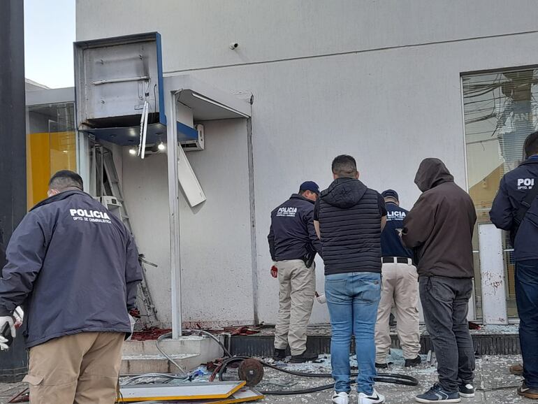 Delincuentes detonaron un cajero automático en Fernando de la Mora y se activó el sistema de entintado de billetes.