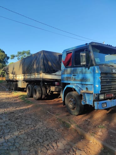 El camión Scania, azul, de doble eje, con acoplado semi remolque con chapa  BDK 894, recuperado por la Policía.