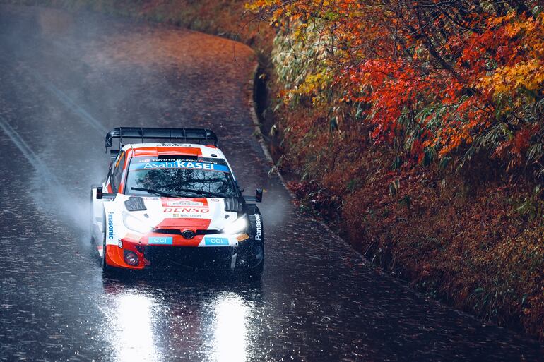 Elfyn Evans y Martin Scott sobre el mojado y complicado asfalto del rally nipón.