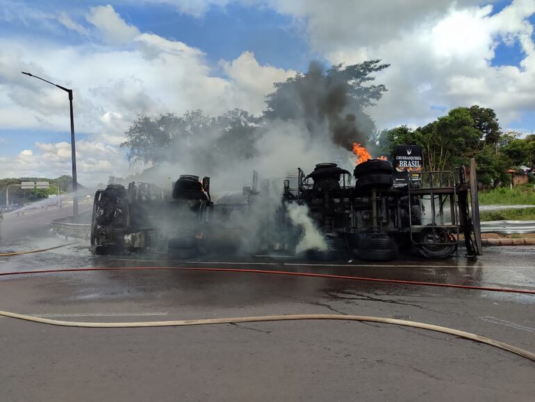 Camión cisterna volcó y se incendió en Caacupé.