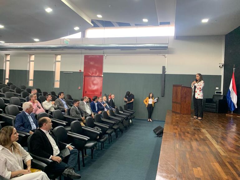 Sivia Rojas Soto, presidenta de Asociación Latinoamericana de Movilidad Sostenible (Alamos), en la presentación de la ruta verde internacional, en la Biblioteca del Congreso.