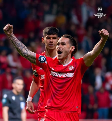 Robert Morales (atrás), jugador del Toluca, festeja un gol en el partido ante Herediano por la Liga de Campeones de la Concacaf.