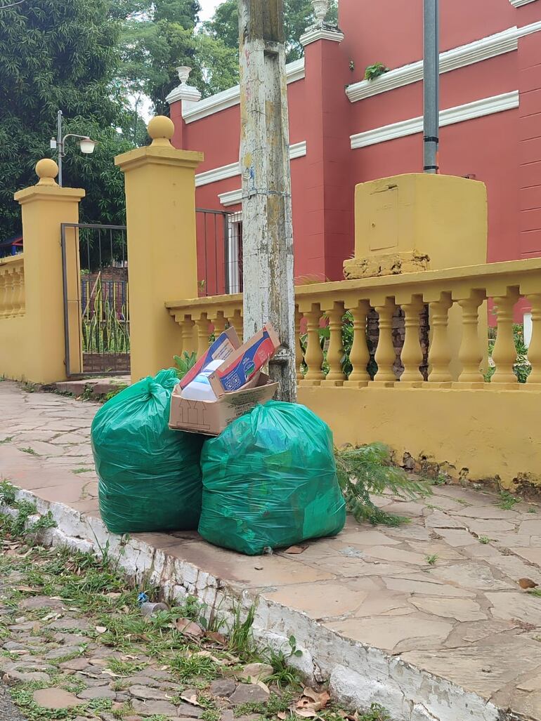 Frente a la escuela Pestalozzi que se ubica en pleno barrio Centro tampoco se retiran los residuos.