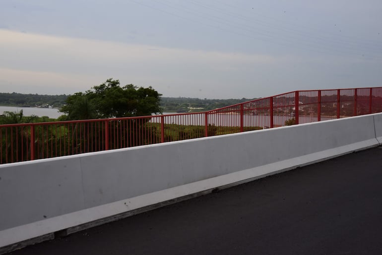 Barandas "antisuicidio" que se está comenzando a colocar en el puente.