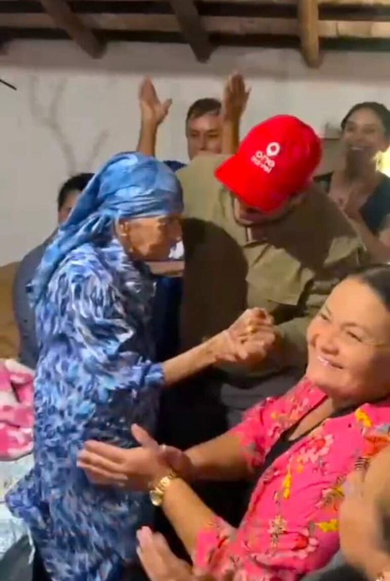 Abuela Fidela bailó felicidades y la polca liberal con el intendente colorado de Caapucú, Gustavo Penayo Arce.