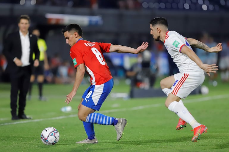 Matías Rojas (i), jugador de la selección paraguaya, disputa el balón con Diego Valdés, futbolista de Chile, en un partido de las Eliminatorias Sudamericanas al Mundial Qatar 2022. 