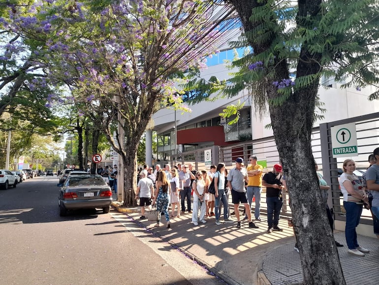 En medio de la alta temperatura mañanera, argentinos y argentinas acuden al consulado argentino en Asunción con ganas de votar.