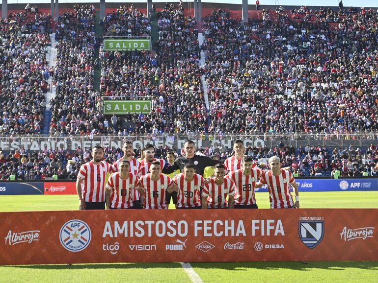 Los jugadores de la selección paraguaya posan para la foto previa del partido amistoso contra Nicaragua por la Fecha FIFA de junio 2023 en el estadio Defensores del Chaco, en Asunción.