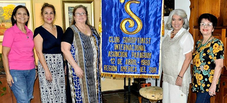 Integrantes del Club Soroptimista Luz Britos, María Lis Bernal, Isabel Couchonal, Clara Luces y María Erna Talavera.