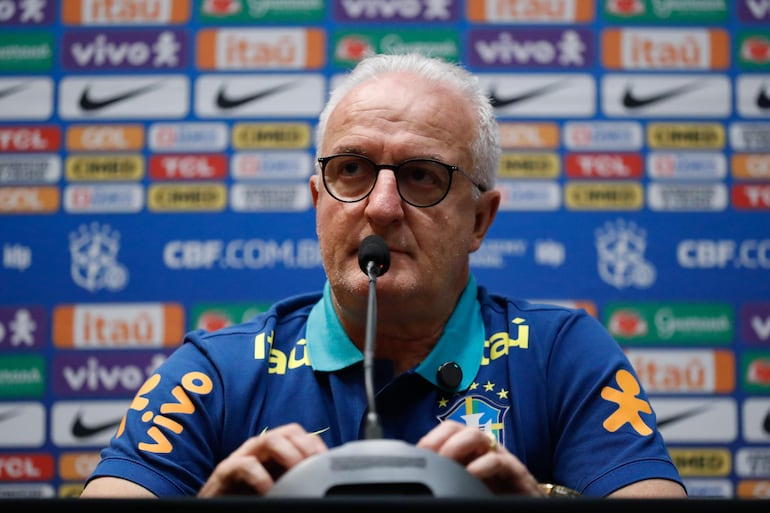 Dorival Junior, entrenador de la selección de Brasil, durante la rueda de prensa previa al encuentro contra la selección de Paraguay por las Eliminatorias Sudamericanas 2026 en la sede de la Conmebol, en Luque, Paraguay. 
