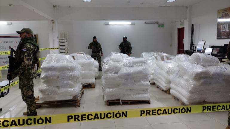 La cocaína incautada ayer en el Puerto Caacupemí, Villeta, en el marco de la operación "Dulzura".