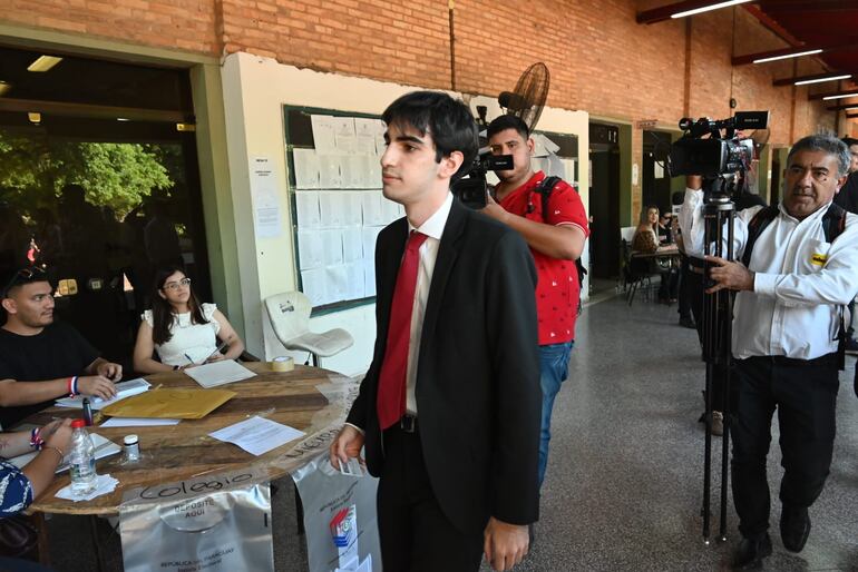 Alejandro Tratito Ovelar apareció tras varias horas en el local de la Facultad de Derecho de la UNA para votar.