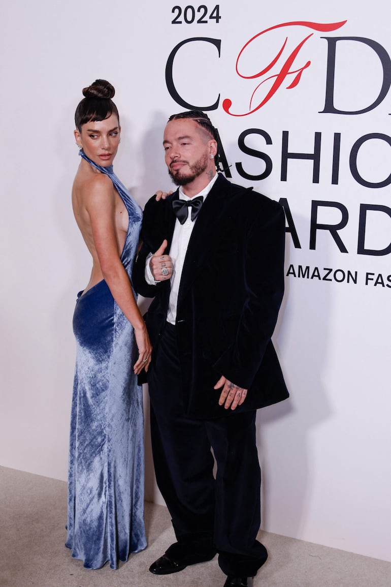 El cantante colombiano J Balvin y la actriz y modelo argentina Valentina Ferrer asistieron de etiqueta a los premios CFDA 2024. (KENA BETANCUR / AFP)