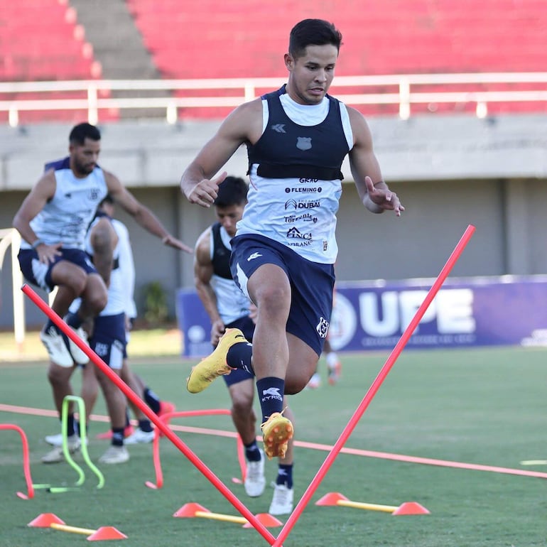 Mattías Parris (14/03/2002) firmó un contrato por dos años con el Sportivo 2 de Mayo.