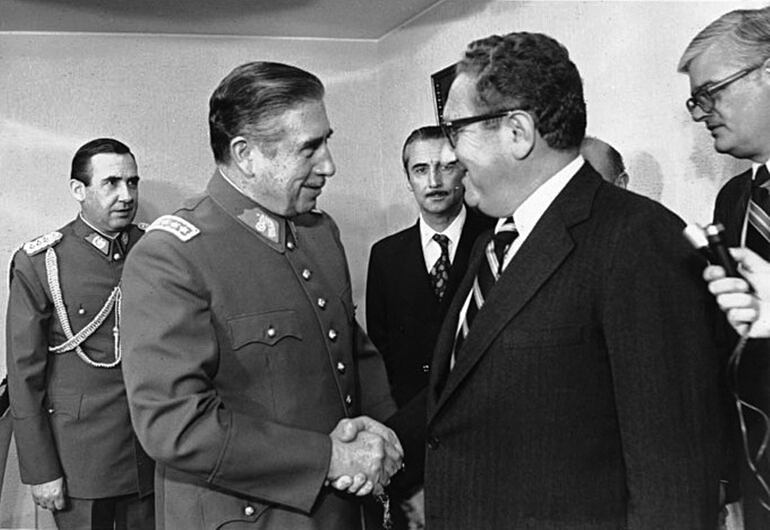 Pinochet y Kissinger se sonríen tiernamente en 1976. Archivo General Histórico del Ministerio de Relaciones Exteriores de Chile.