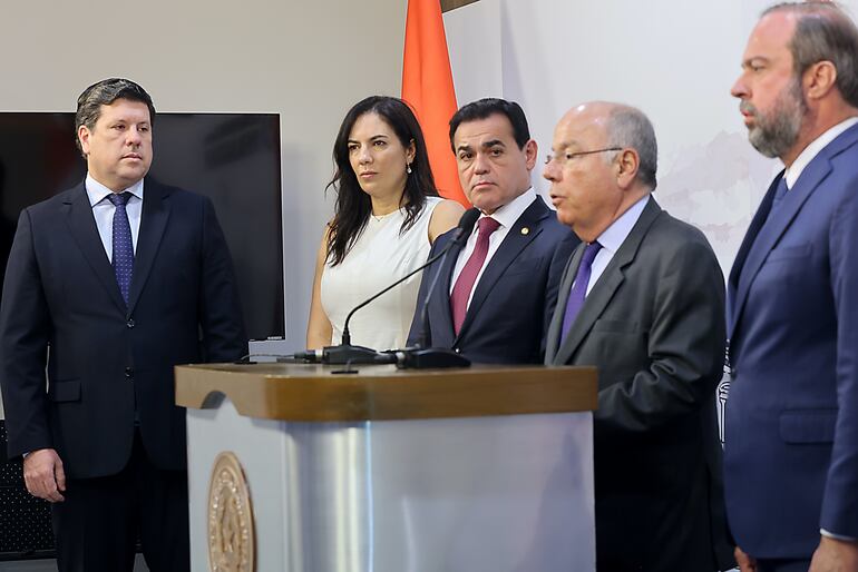 Conferencia de prensa sobre Anexo C de Itaipú. Participaron el ministro de Relaciones Exteriores de Paraguay, Rubén Ramírez; el ministro de Relaciones Exteriores de Brasil, Mauro Vieira, el ministro de Industria, Javier Giménez; el ministro de Minas y Energía del Brasil, Alexandre Silveira y la ministra de Obras, Claudia Centurión.