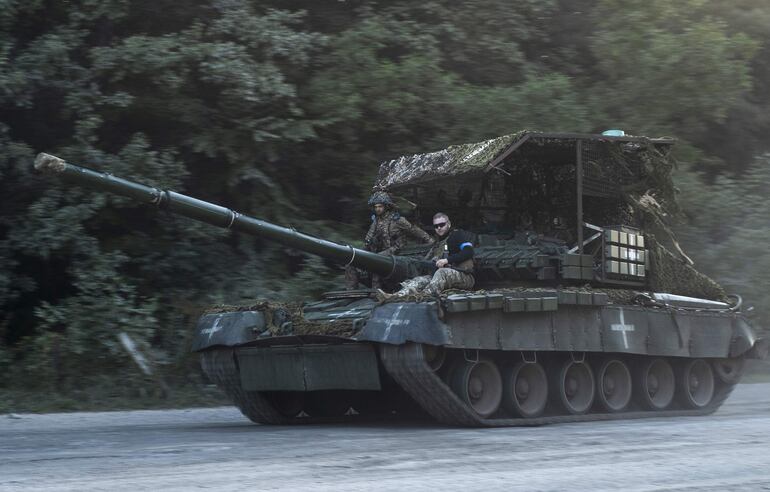 Un soldado ucraniano sobre un tanque en la región de Sumi, el pasado sábado.