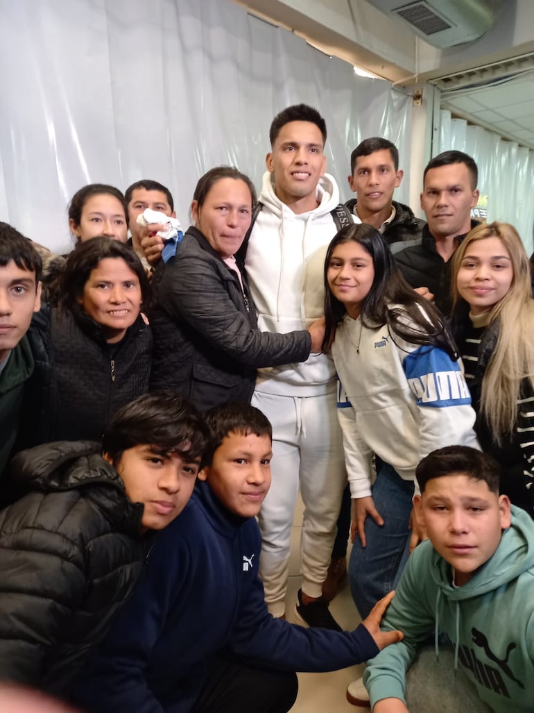 Diego Gómez en la despedida familiar en el aeropuerto Silvio Pettirossi.