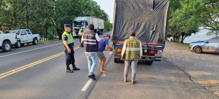 Funcionarios del Mades realizando la verificación del vehículo, en veda pesquera.