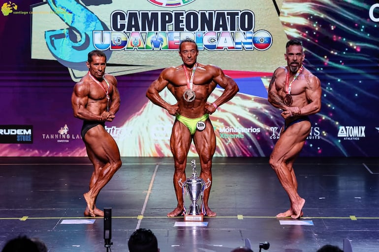 Al centro, Bruno "Samurái" Benítez se consagró campeón del culturismo master en el Sudadamericano.