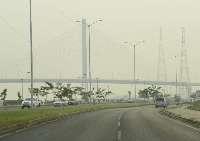 Asunción cubierta de humo. 