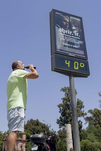 Un termómetro marcaba 40 grados en Sevilla ayer domingo. La situación anticiclónica que experimenta el país da paso este domingo a la primera ola de calor del verano, que se extenderá hasta el miércoles y será más acusada en el suroeste peninsular.