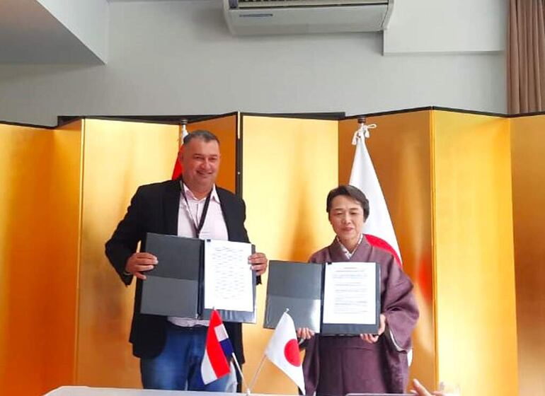 La embajadora extraordinaria y plenipotenciaria del Japón, Nakatani Otsuka Yoshie, firmó un acuerdo de donación económica con el intendente de La Colmena, Sergio Galeano (ANR).