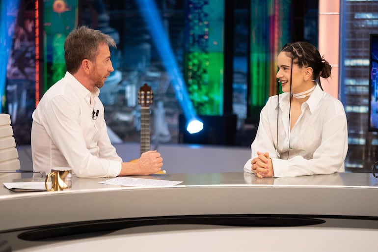 Rosalía siendo entrevistada por Pablo Motos en el programa El Hormiguero. (Instagram/El Hormiguero)