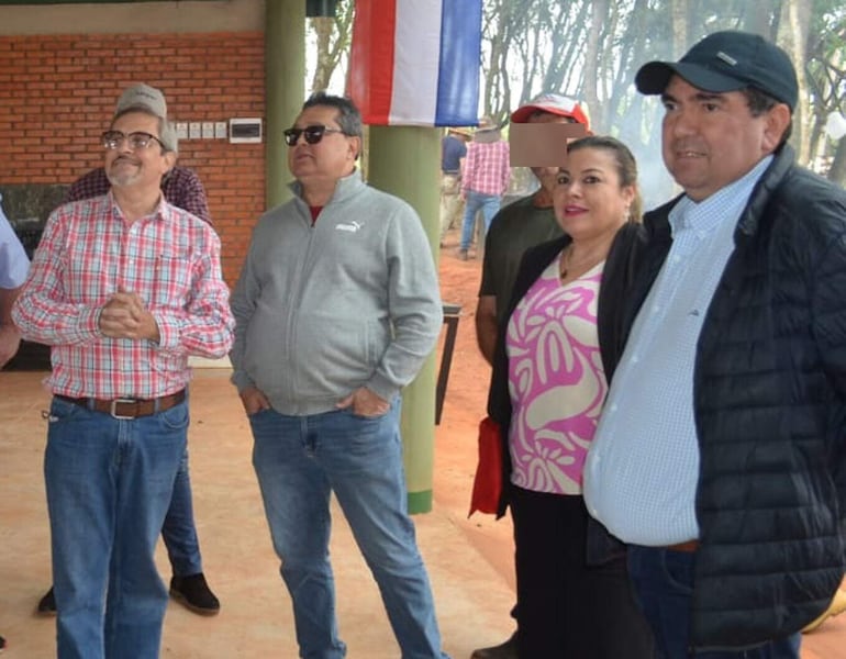 Carlos Morínigo Gamell al lado del senador Gustavo Leite (anteojos oscuros). También aparecen la senadora Zenaida Delgado (ex-CN) y Édgar López (liberocartista).