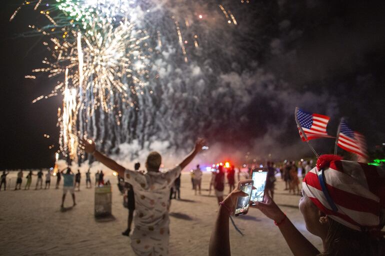 Fotografía de referencia: grupos de personas observan el espectáculo de fuegos artificiales durante las celebraciones del Día de la Independencia de EEUU, en Miami Beach, Florida (EEUU). El 4 de julio es caracterizado por fuegos artificiales y varios estruendos, cuyos ruidos pueden afectar a las mascotas.
