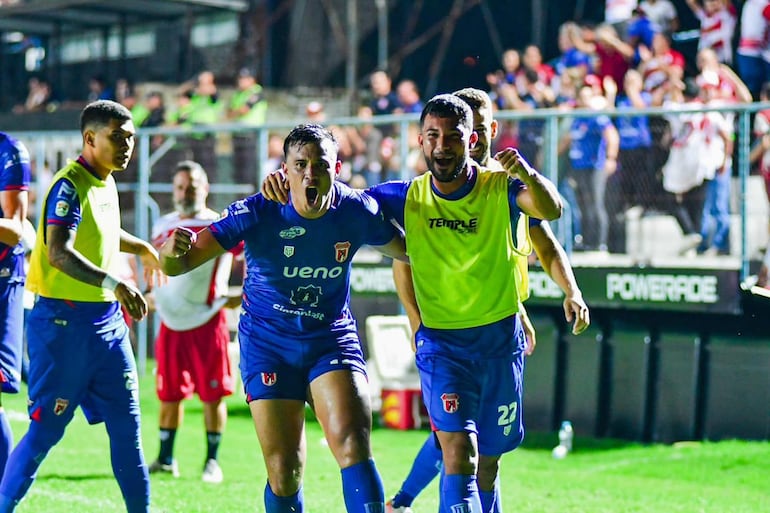 El goleador del "Potro" Walter Pacheco en compañía de Willians Coronel. (Foto: APF)