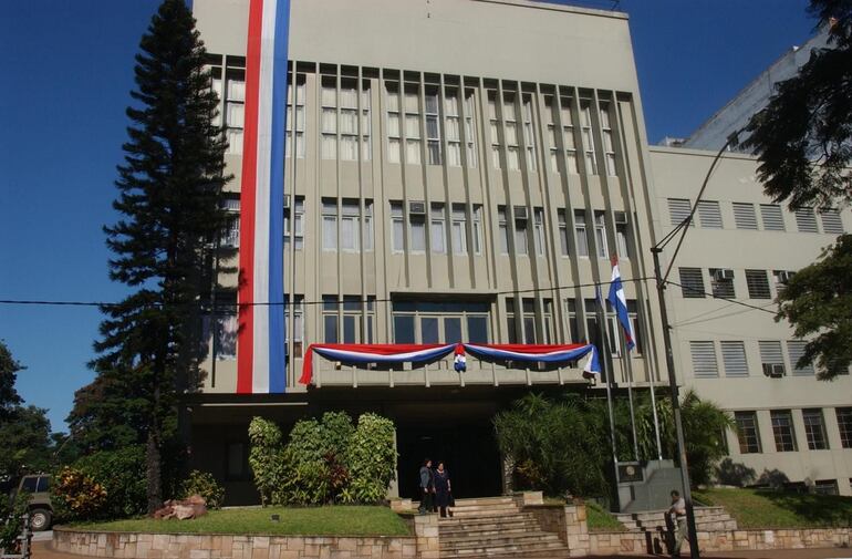 Fachada del Ministerio de Defensa. Llamado a concurso con salario menor al salario mínimo.