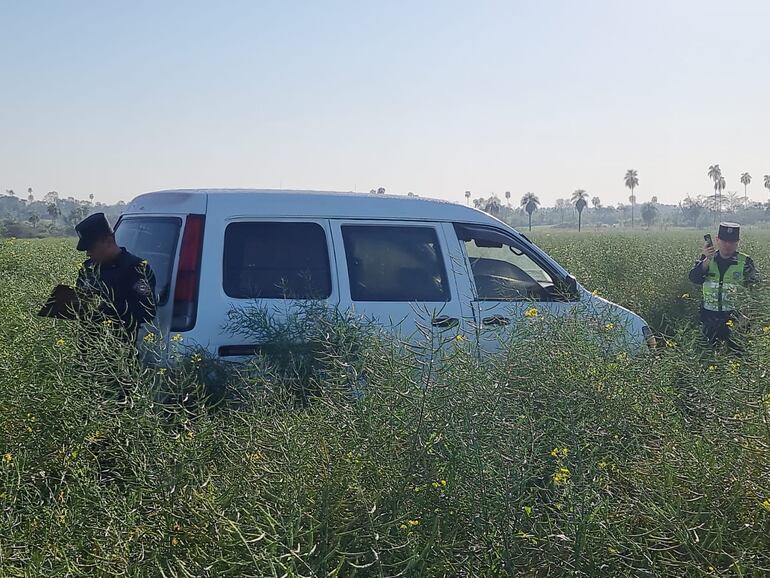 El vehículo fue abandonado en medio de una plantación de canola en Minga Guazú.