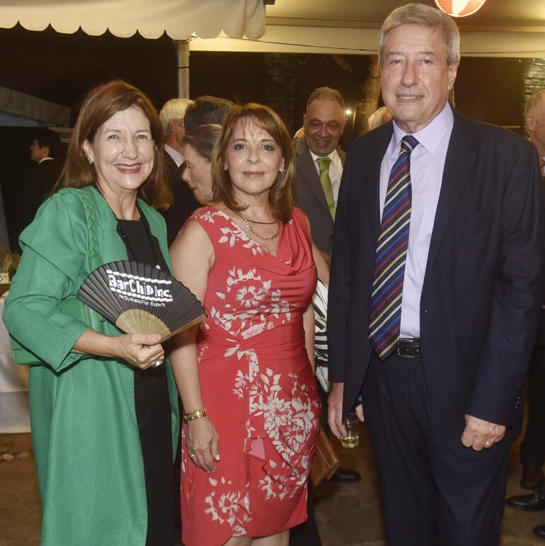 Mónica Riquetti, Adriana de Ramírez y el embajador del Uruguay, Eduardo Bouzout.