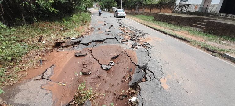 Temporal evidencia pésimas condiciones de las calles de Caacupé.