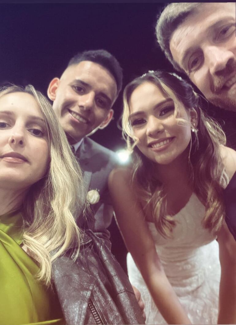 Una selfie con los recién casados, Patrocinio de Jesús Alvarenga y Nicol Rojas.