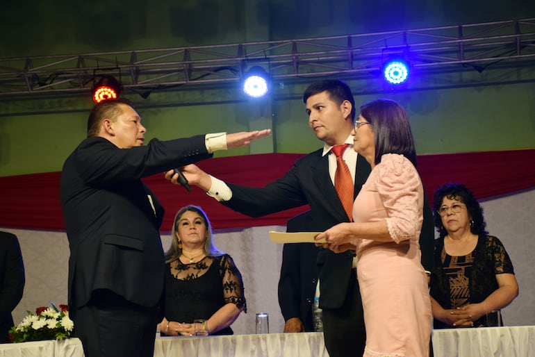 Momento del juramento de Carlos Carvallo como intendente municipal de Abai.