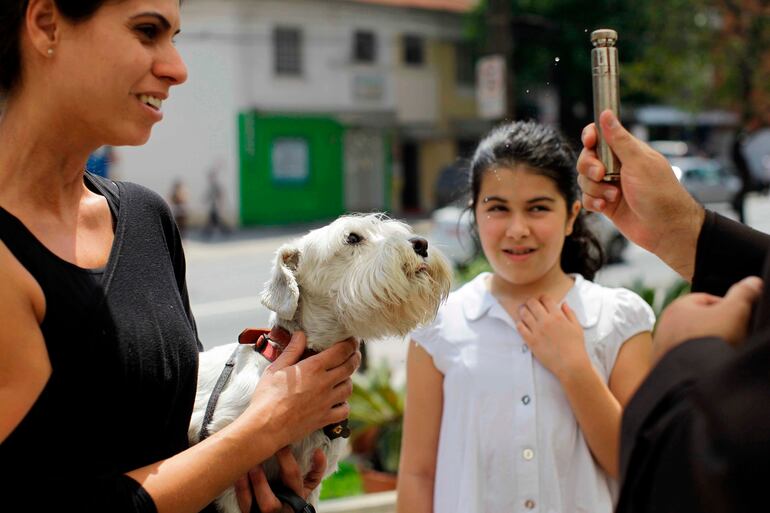 Las mascotas reciben la bendición.