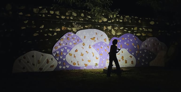 Mural iluminado realizado por niños y niñas en el Parque Urbano.