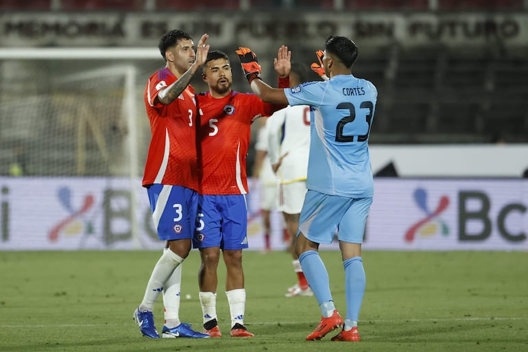 Jugadores de Chile celebran al final este martes, de un partido de las eliminatorias sudamericanas para el Mundial de 2026 entre Chile y Venezuela, en el estadio Nacional en Santiago (Chile).