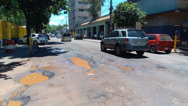 La calle 14 de Mayo y Gral. Caballero de San Lorenzo están en pésimas condiciones.