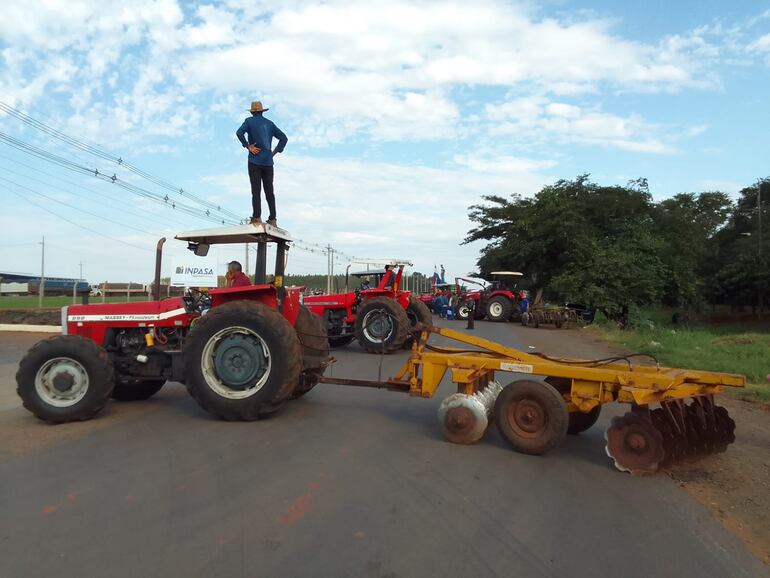 Los productores utilizan máquinas agrícolas para bloquear la ruta PY08 en Guayaybí.
