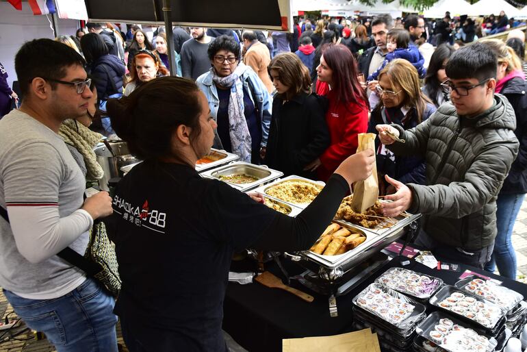 Gran variedad de opciones gastronómicas en la Plaza Uruguaya y plazas frente al Cabildo de Asunción.