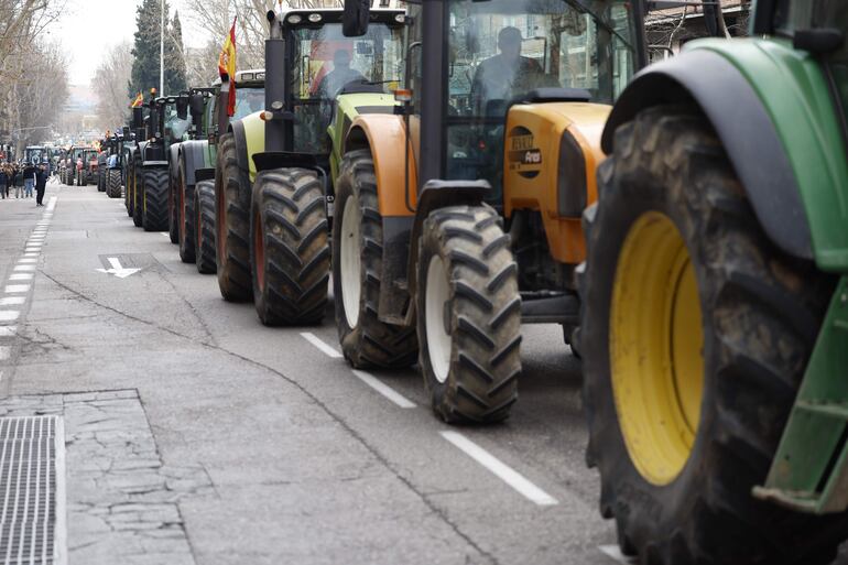 Los tractores de los agricultores procedentes de diversos puntos se concentran este miércoles en Madrid, en demanda de mejoras para la situación del sector agrícola.
