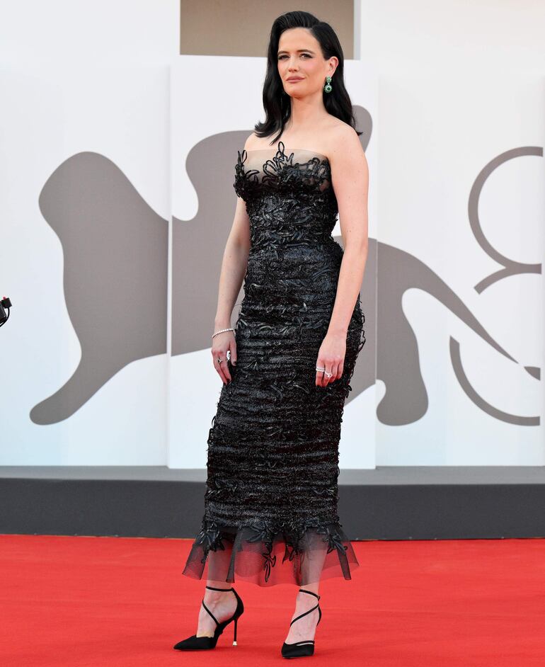 La actriz francesa Eva Green pasó muy elegante por la red carpet del Festival de Cine de Venecia. (EFE/EPA/ETTORE FERRARI)
