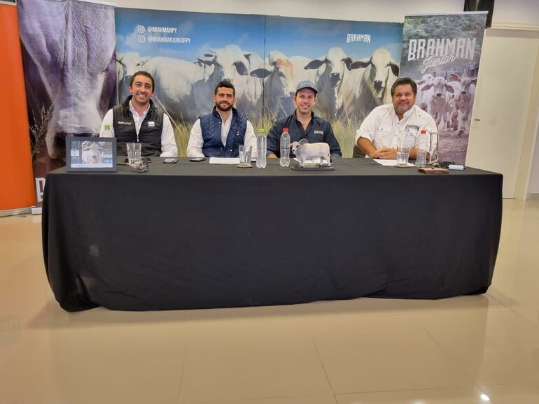 Autoridades de la Asociación de Criadores de Brahman y de El Rodeo, durante la presentación de “Brahman a corral”.