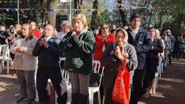 Los fieles que participaron de la misa que se ofició en San Lorenzo.