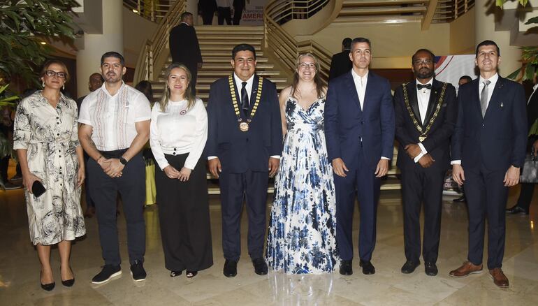 Lea Giménez, jefa del gabinete presidencial; el intendente de Asunción, Oscar Rodríguez; Angie Duarte, ministra de Turismo; Oscar Vázquez, presidente nacional de la JCI; Nikki Schaul, de la JCI Internacional; el presidente de la República del Paraguay, Santiago Peña; Kaveen Kumar, presidente mundial de la JCI y Luis Paniagua, miembro de la JCI Paraguay.