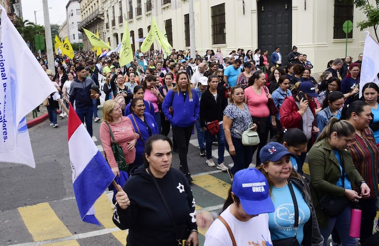 Asociados de sindicatos de docentes se dirigen rumbo al Ministerio de Economía, que fue rodeado ayer por los manifestantes.