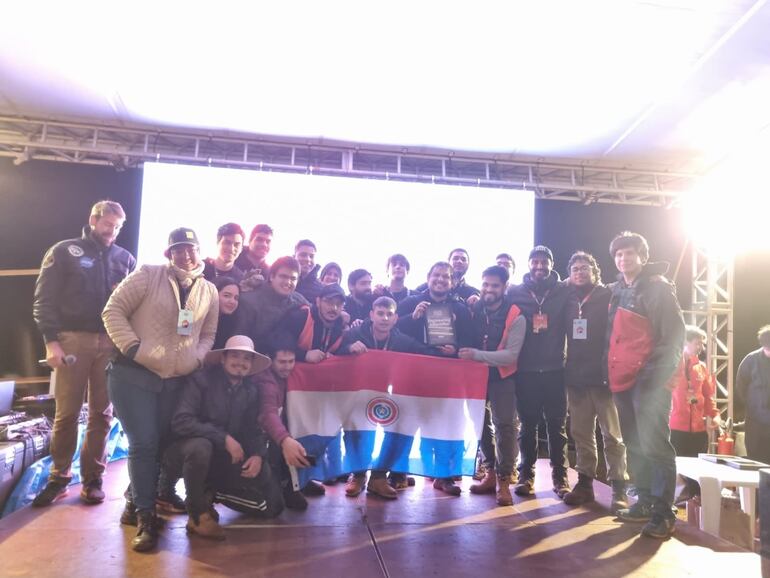 Imagenes de la exitosa participación del equipo del cohete paraguayo Urutau I durant el evento Latín Americann Space Challenge.